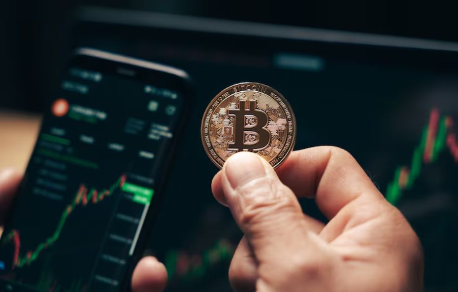Bitcoin dispara e renova recorde com apoio global