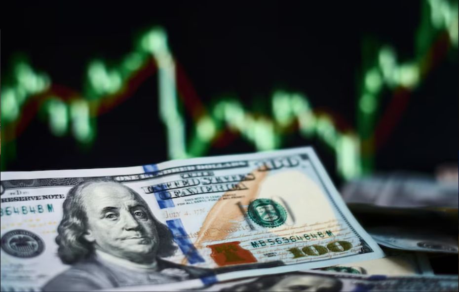 Dólar sobe com cautela global e foco em dados dos EUA